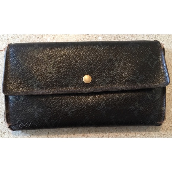 Louis Vuitton Handbags - Louis Vuitton Monogram wallet